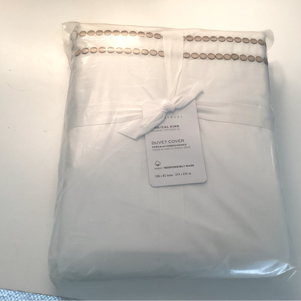 White Duvet Cover with Grey Accents and Matching Pillow Cases